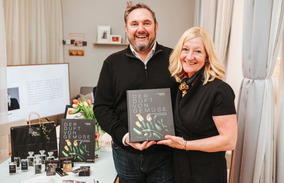 Sternekoch Andreas Mayer und seine Ehefrau Anette präsentieren mit Freude sein erstes vegetarisches Kochbuch "Der Duft von Gemüse". 