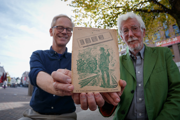 Bijzondere overhandiging 'Een held keert weer' van A.M. de Jong op donderdag 18 oktober