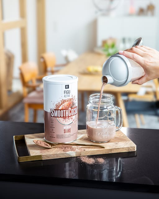 Smooth Cocoa Shake in Glas eingeschenkt – idealer Mahlzeitenersatz mit Schoko-Geschmack aus der LR Body Mission