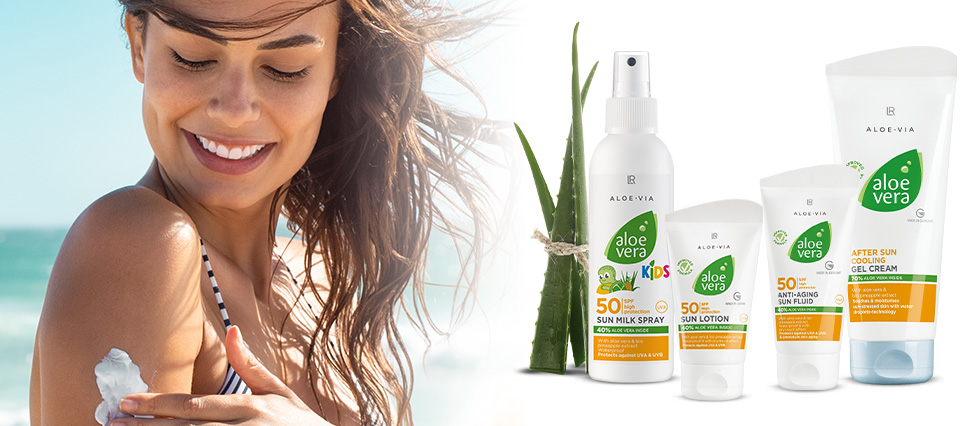 Vier LR Aloe Vera Sonnenschutzprodukte auf weißem Hintergrund: Sonnenfluid, Sonnenlotion, Kinderspray und After Sun Gel Creme – ideal für ganzheitlichen Schutz im Sommer.