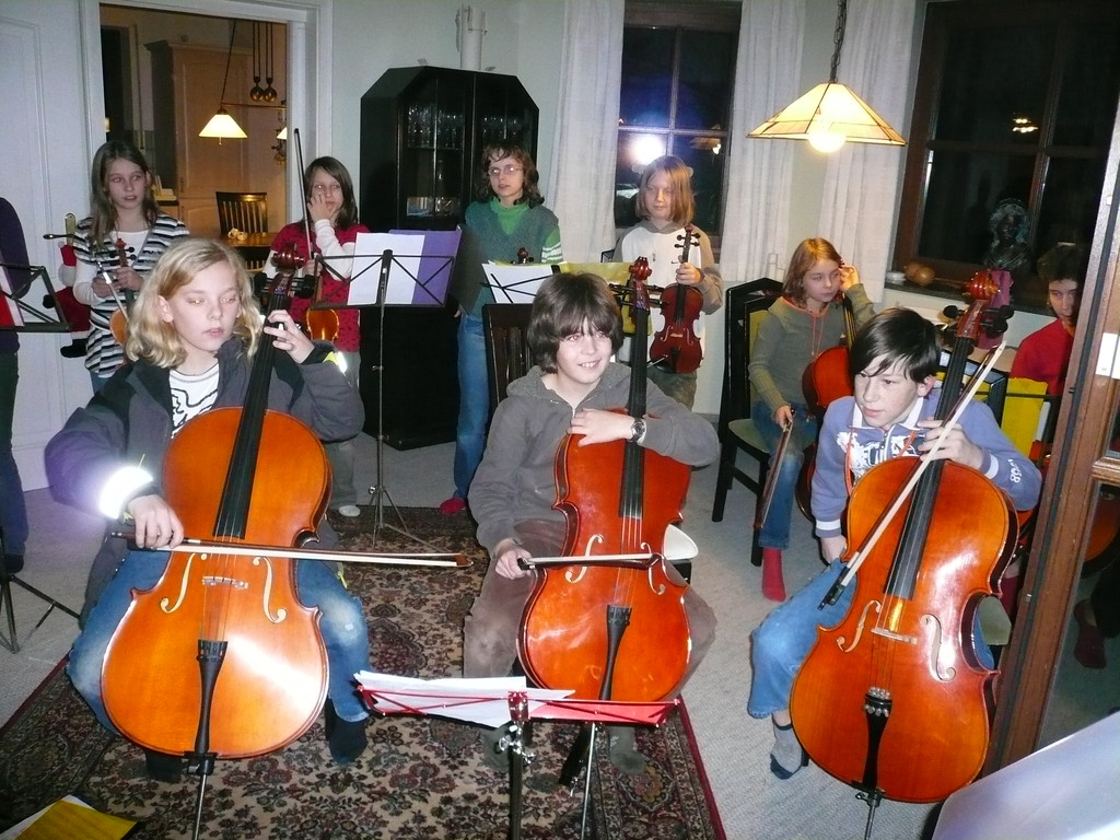Das Nachwuchsorchester der Musikschule Oranienburg bei Familie  Gladitz