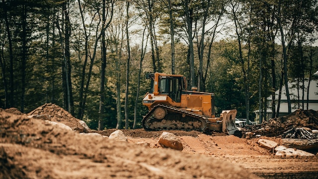  Baustelle - Bagger - Erdaushub - Foto Unsplash Billy Freeman