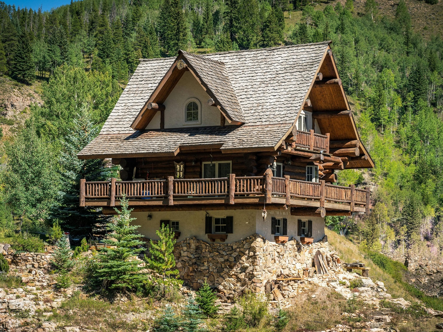 Gründe für die Schäden und Reparaturen an den Wänden eines Blockhauses