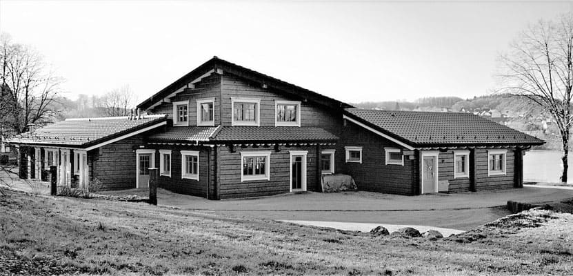 Wenn man mit dem Fundament auf Kosten des Holzschutzes spart, sind schwere Folgeschäden aller Art zu erwarten - Schimmel und Holzfäule im Fußbodenbereich durch dauerhafte Feuchte, sogar die Gefälle sind  hier Richtung Haus -  Foto Pixabay  