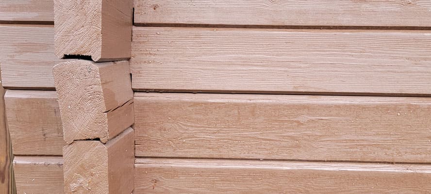 Gartenhäuser mit dünner, instabiler Wandkonstruktion mit wenig Holz sind günstige Blockhausimitate
