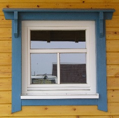 Holzhaus - Fensteransicht eines Zweifamilienhauses