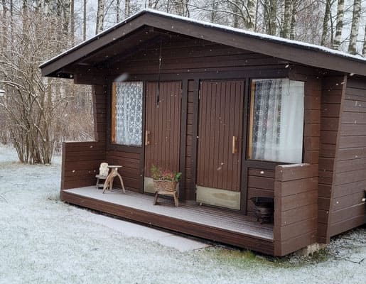 Gartenhäuser mit dünner, instabiler Wandkonstruktion mit wenig Holz sind günstige Blockhausimitate