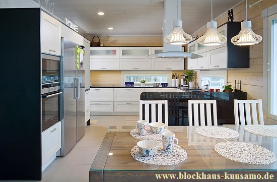 Modernes Holzhaus - schlüsselfertig bauen- Helle Küche im Blockhaus - Niedrigenergiehaus
