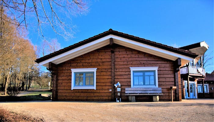 Technische Holzschutz ist hier falsch ausgeführt bzw. fehlt komplett in dem Bereich Fundament - Blockhaus, Holzbau, Bauen, Holzhäuser, Hausbau, Planung, Massivhaus, Anbau, Estrich, Handwerk, Blockhaus bauen, Fertigestrich, bauen -  Foto Pixabay 