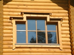 Blockhaus  - Fensteransicht vom Rundholzhaus - Holzbau