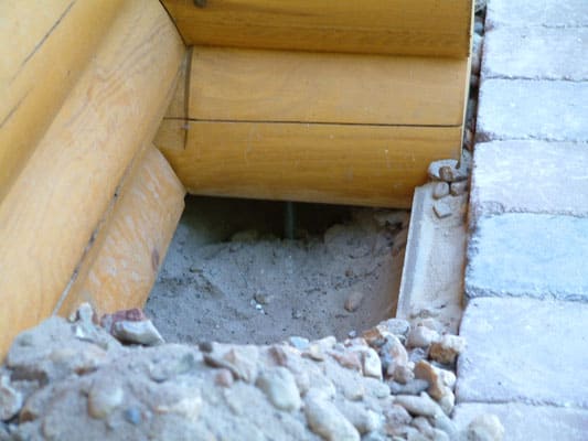 Schwerer Fehler des Gartenbauers vom Bauherrn - Eigenheim, Starkregen, Architektenhaus, Planung, Winter, Schmelzwasser, Wasserschäden, Schimmel, Wasserschaden, Feuchtigkeit, Klimawandel, Unwetter, Bodenplatte, Streifenfundament - Foto blockhauslexikon.de 