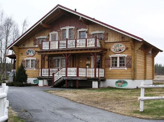 Ein hoher Sockel schützt Ihr Holzhaus optimal gegen Schmelz- und Regenwasser und ist eine Voraussetzung für ein langlebiges Haus.   
