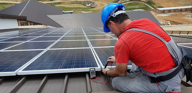 Dach - Montage - Fotovoltaik - Sonnenkollektoren - Energiesparen   