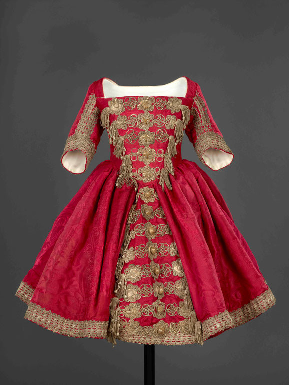Kleid des Prinzen Ludwig Karl Wilhelm in Preußen, um 1718, Seide, Damast, Posamente mit Silberfäden. SPSG, IX 1367