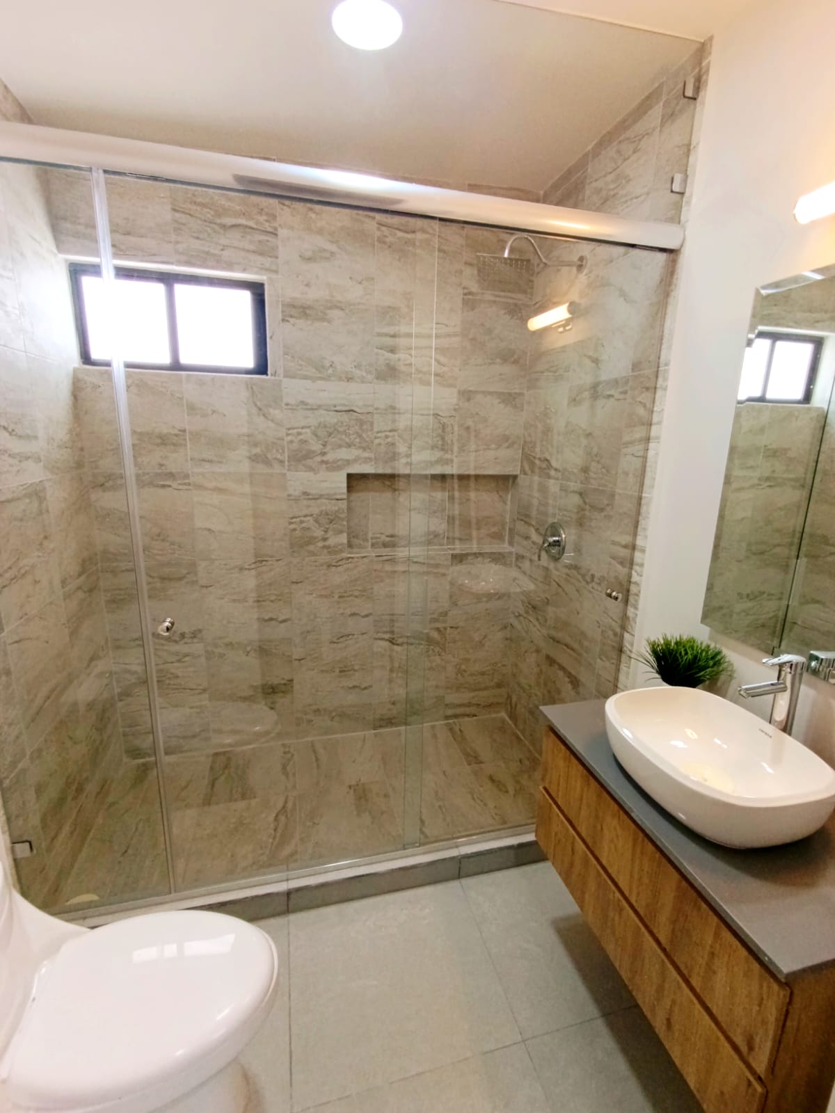 baño completo con acabados premium en varenna dominio cumbres