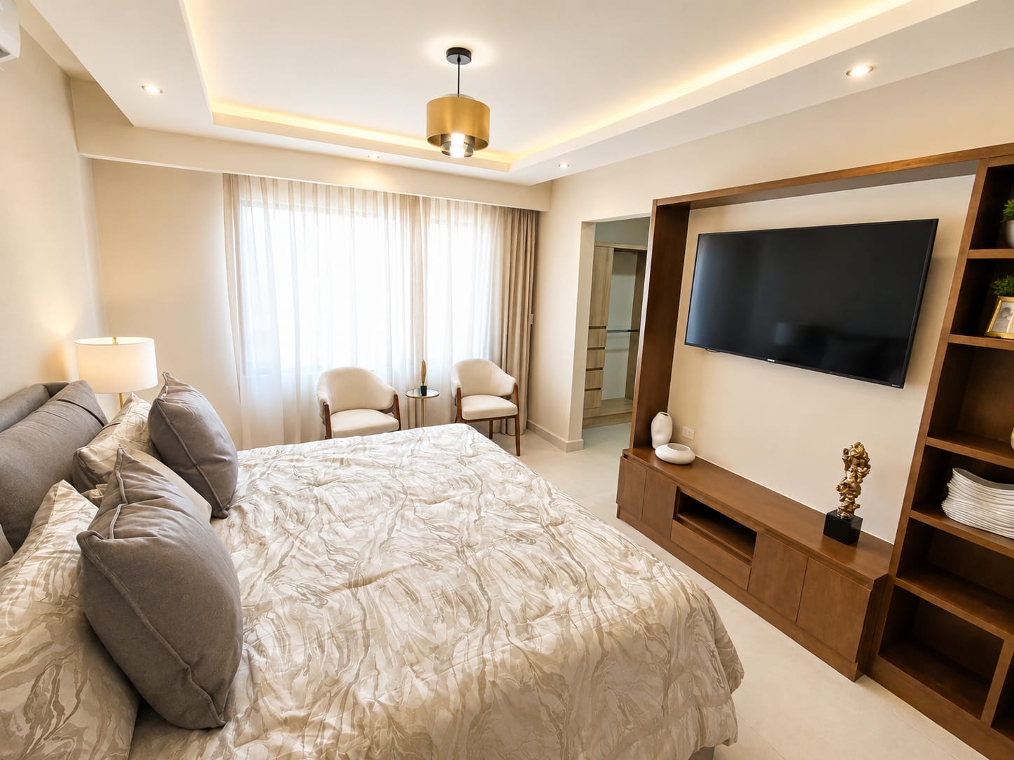 recamara principal muy amplia con baño completo y walkin closet