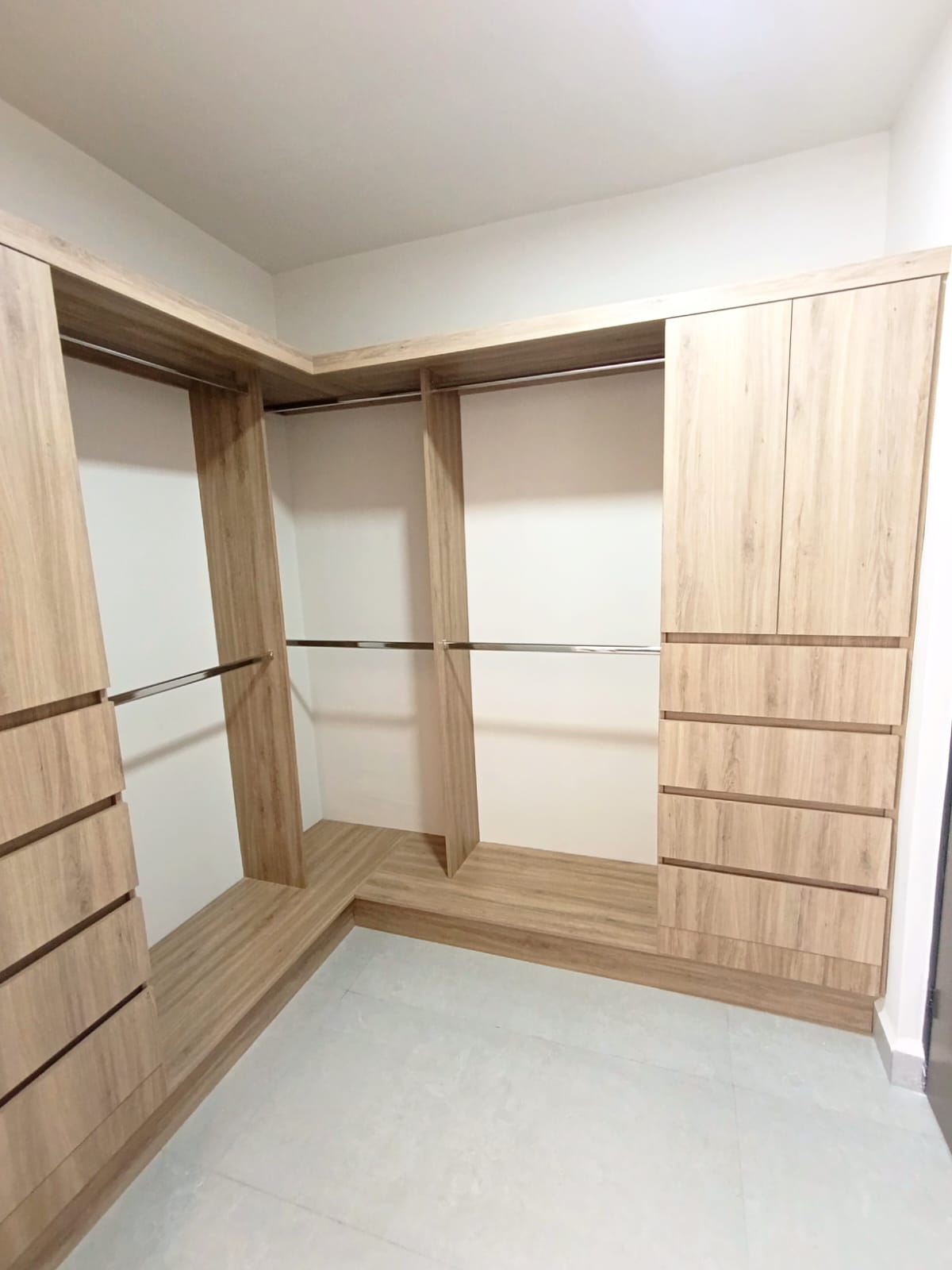 walkin closet amplio en casa olivo de varenna resiencial en la reserva cumbres