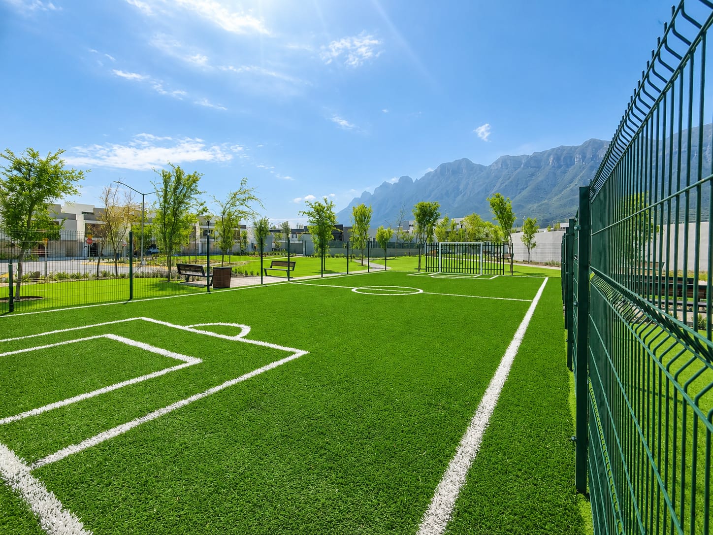 cancha deportiva con pasto sintetico en varenna residencial secto varetti