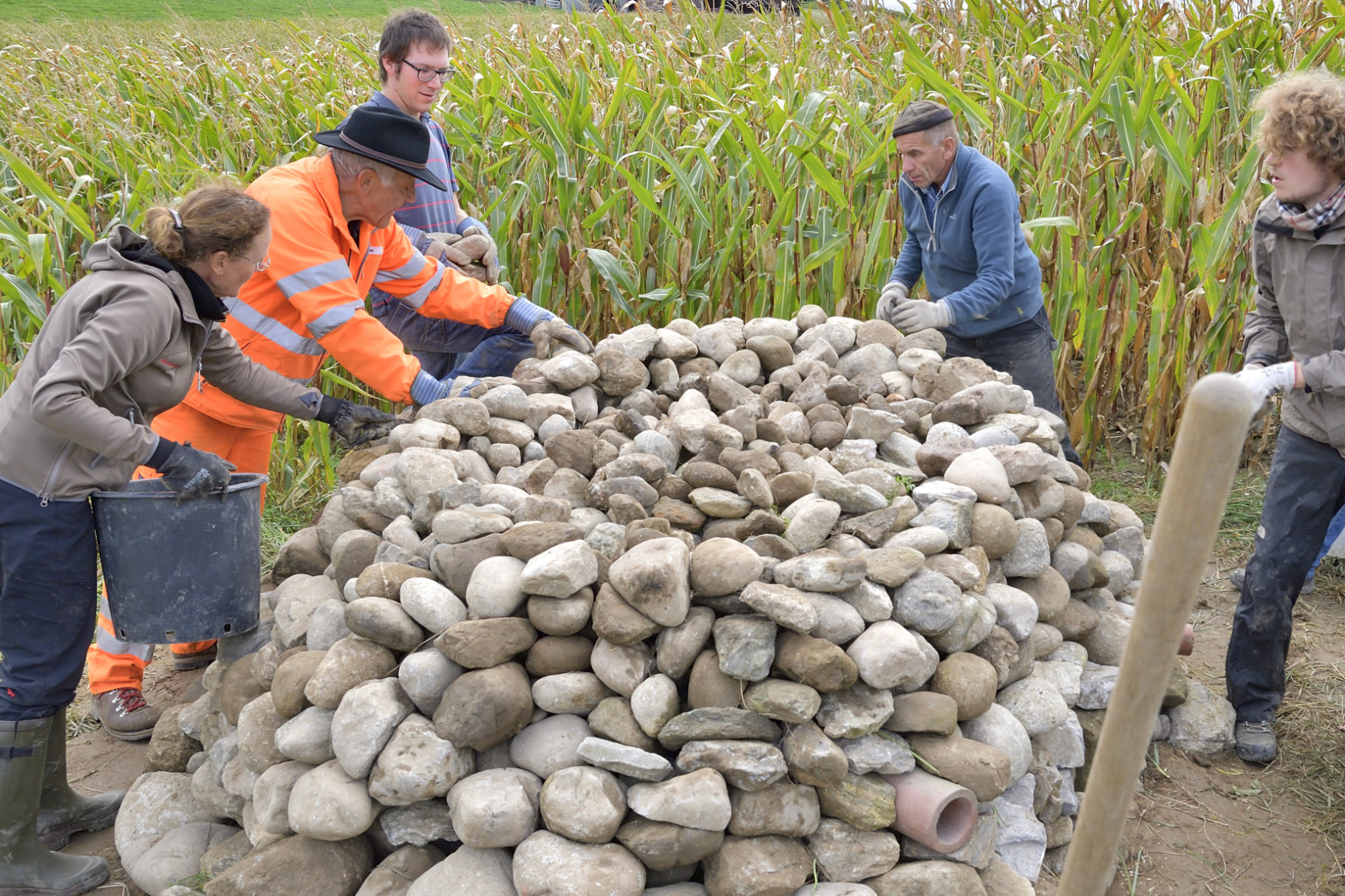 Aufbau mit grossen und kleinen Steinen