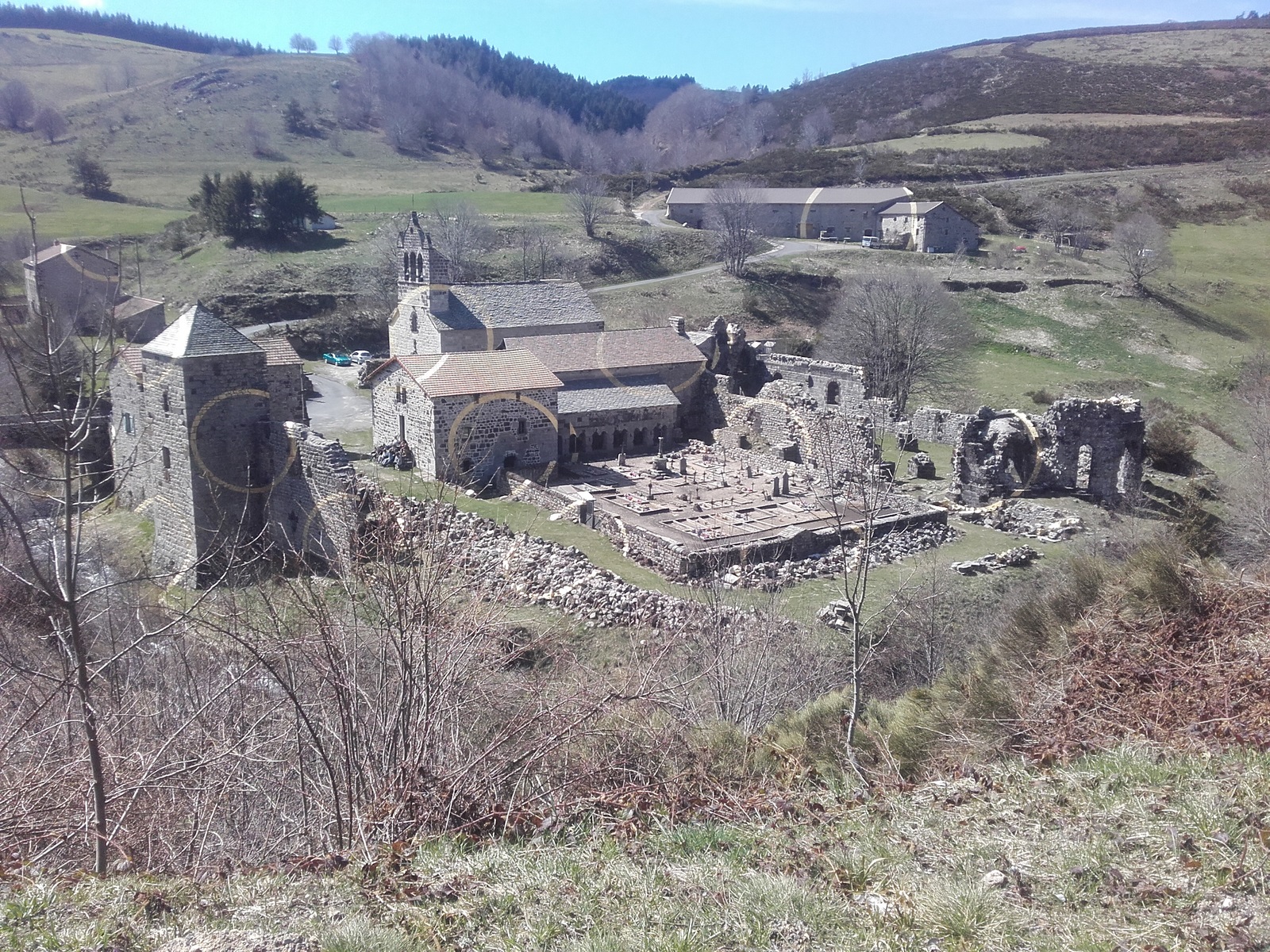 Mazan l'Abbaye sur la ligne de Partage des eaux