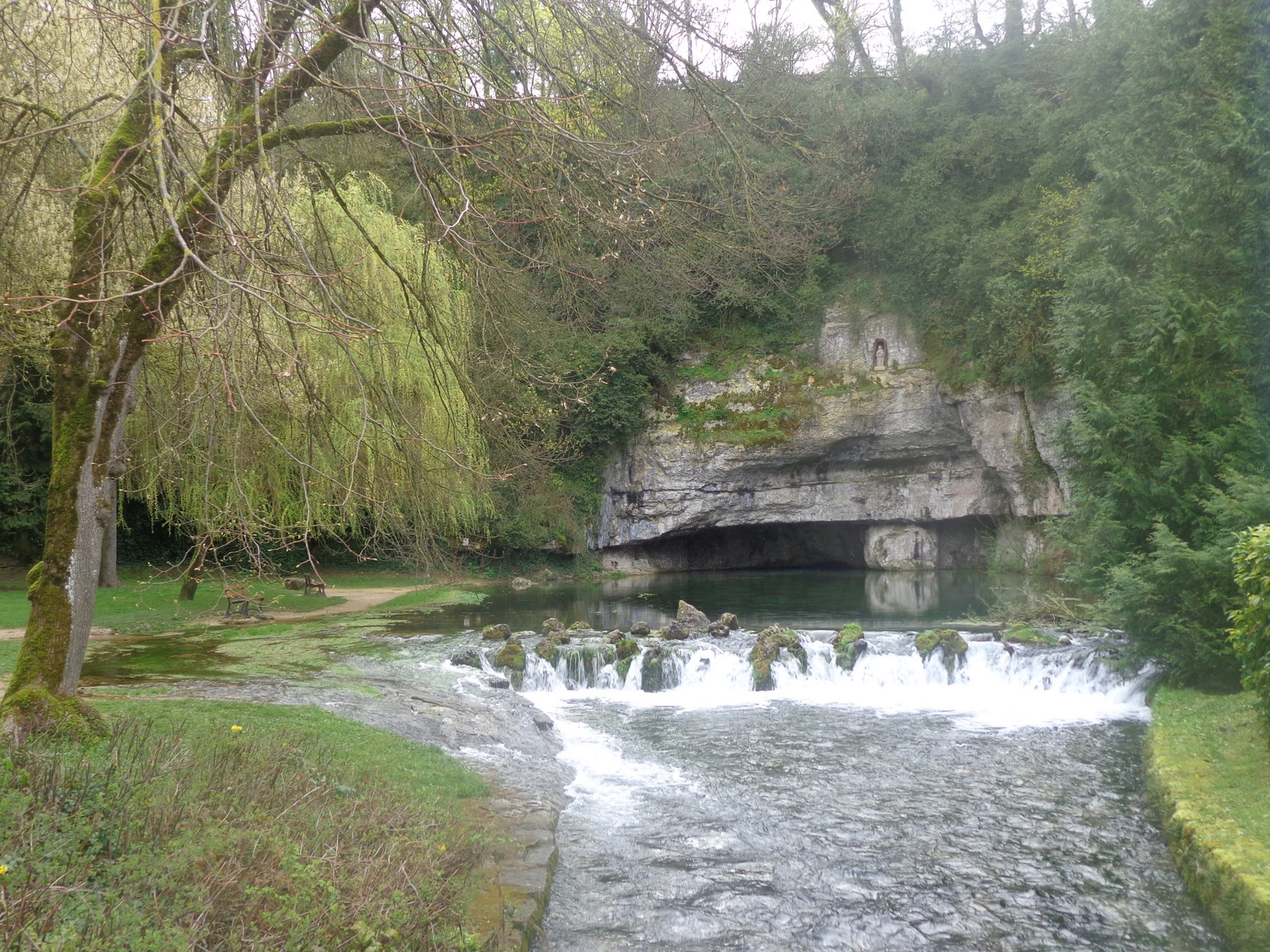 Source de la Douix à Châtillon-sur-Seine. La ville comporte de nombreux monument religieux