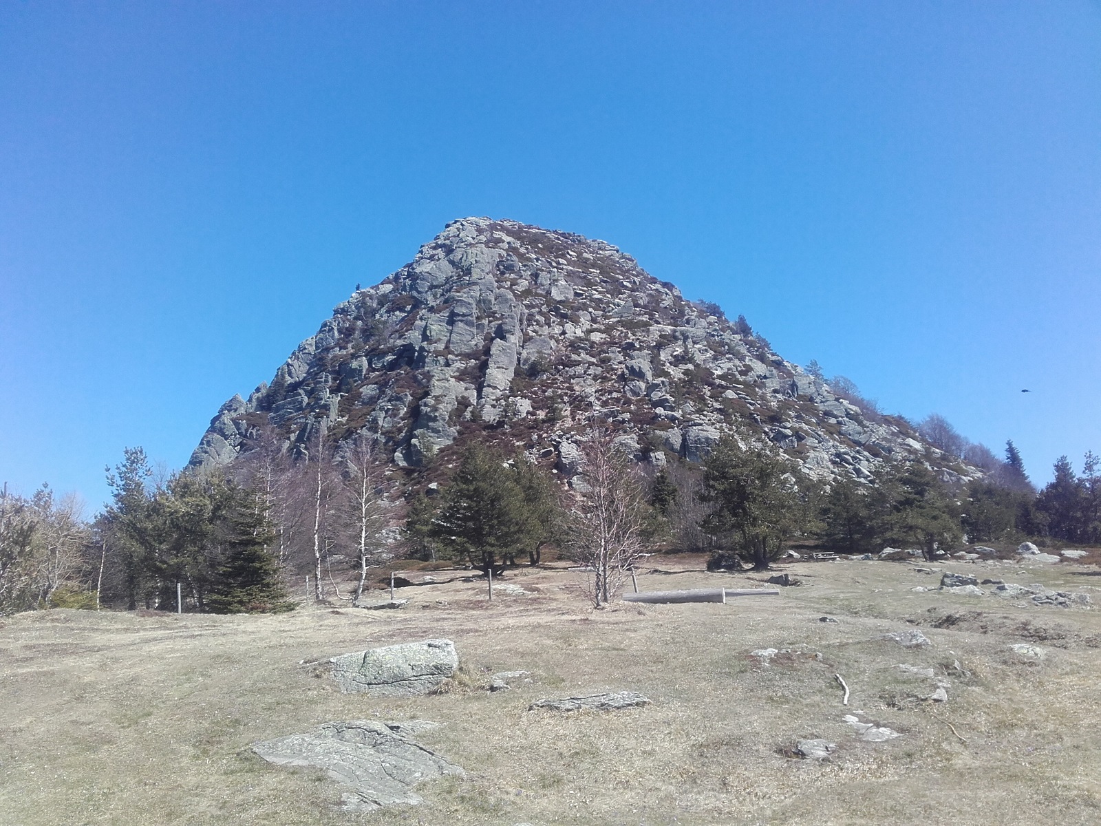 Le Mont Gerbier-de-Jonc, source de la Loire.  Plein Sud désormais sur les Monts d'Ardèche et la ligne de partage des eaux..