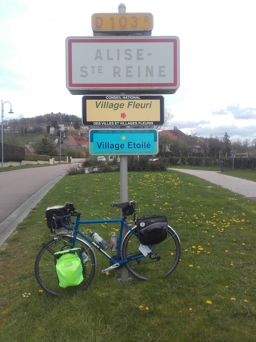 Après avoir passé la Seine et éventuellement une petite sieste à l'Abbaye de Fontenay (mais pas à Clairvaux), voilà Alésia et Flavigny qui se profile.