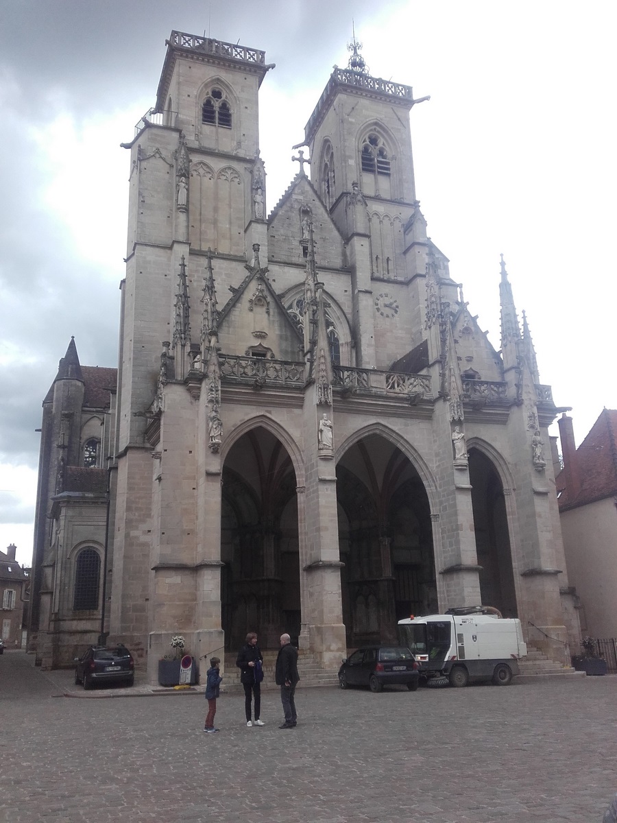 Saulieu. N7, restaurant Bernard Loiseau, la Collégiale. Le tout après avoir visité Semur-en-Auxois et la butte de Thil.