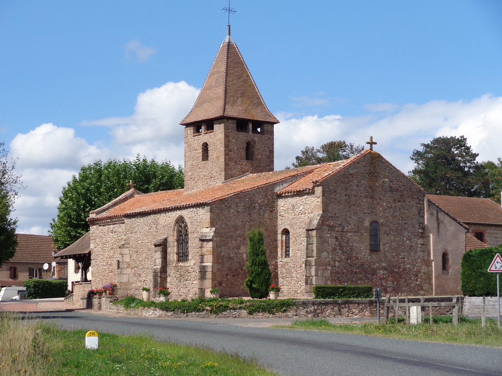 Eglise Romane de Sail-les-Bains. La Montagne du Bourdonnais vous attend (Chatel-Montagne) puis le Forez. Vous pouvez dormir dans ce coin pour la fin de la 3ème journée