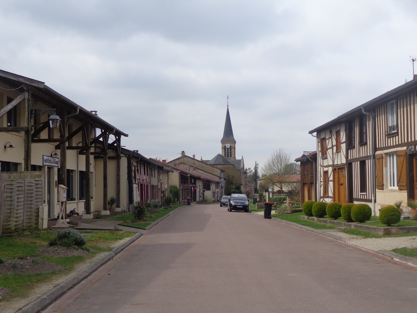 Beaulieu-en-Argonne. Le seul chemin carrossable de la randonnée est pour atteindre ce promontoire.