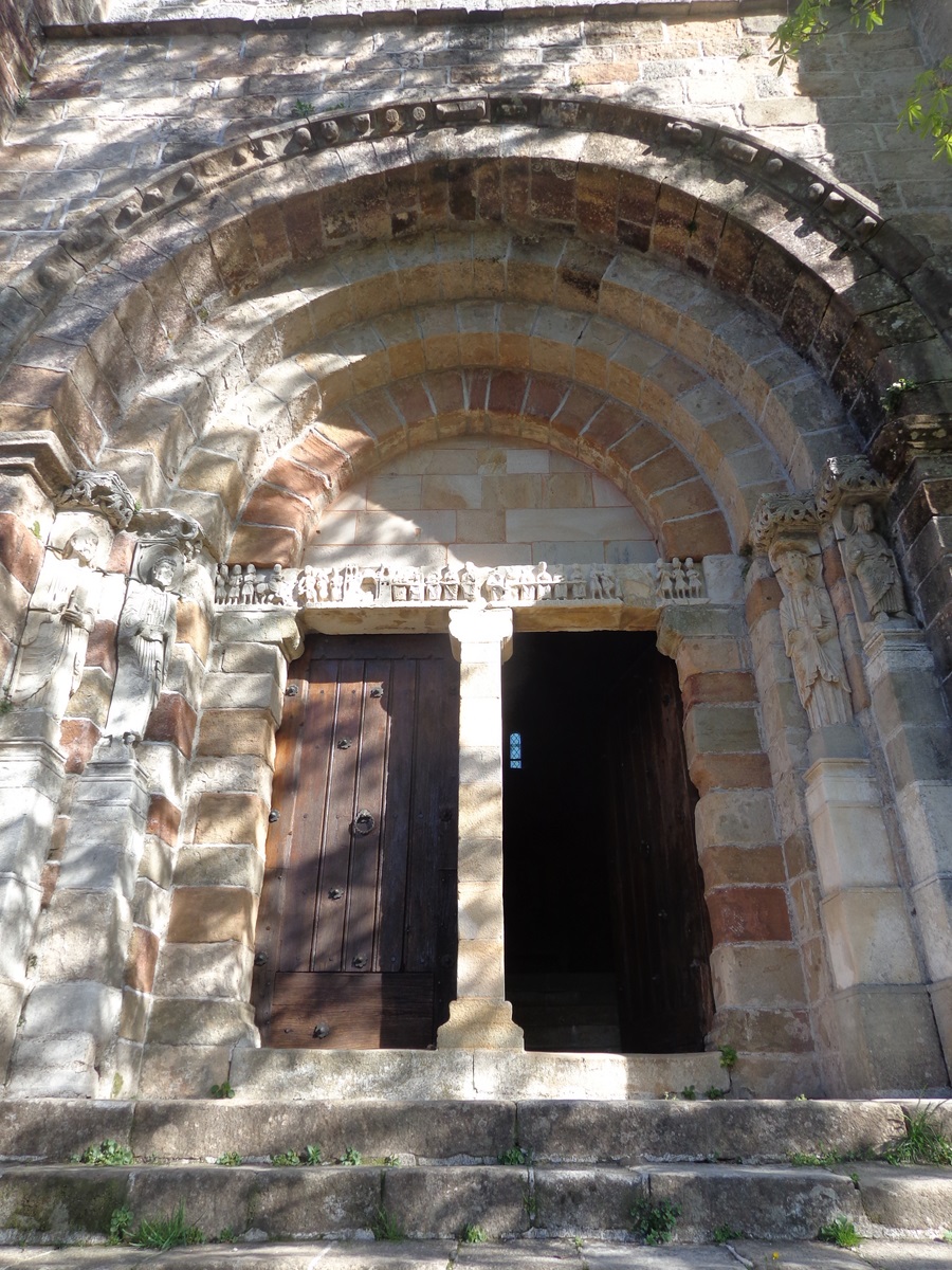 L'église romane de Thines. Vous ne pouvez que tomber sous le charme et y passer la nuit