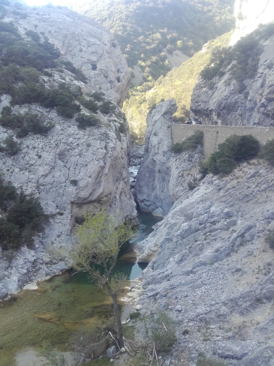 Vous quitterez les Corbières (60km sans rien) par un classique des diagonales, les gorges de Galamus. Pensez à passer votre dernière nuit. nuit dans la vallée