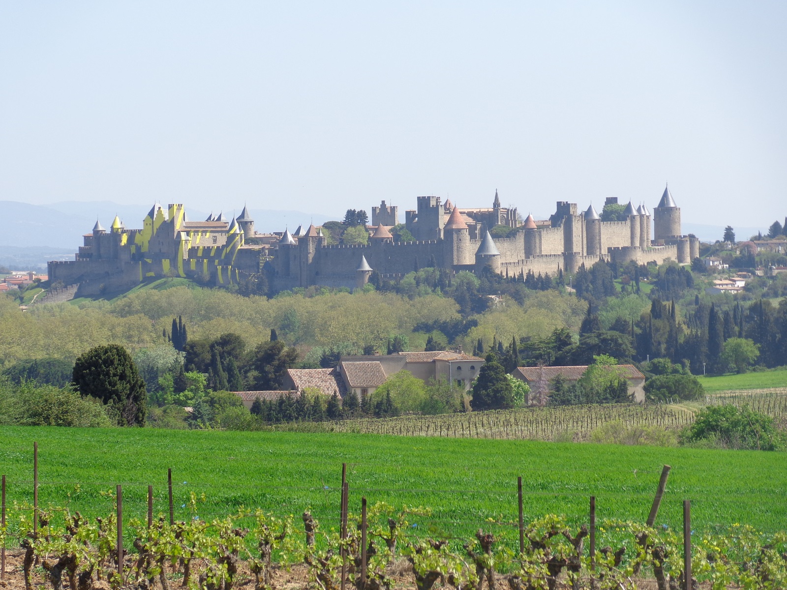 Carcassonne. Pays Cathare. La Montane noire est derrière vous, les Corbières devant.