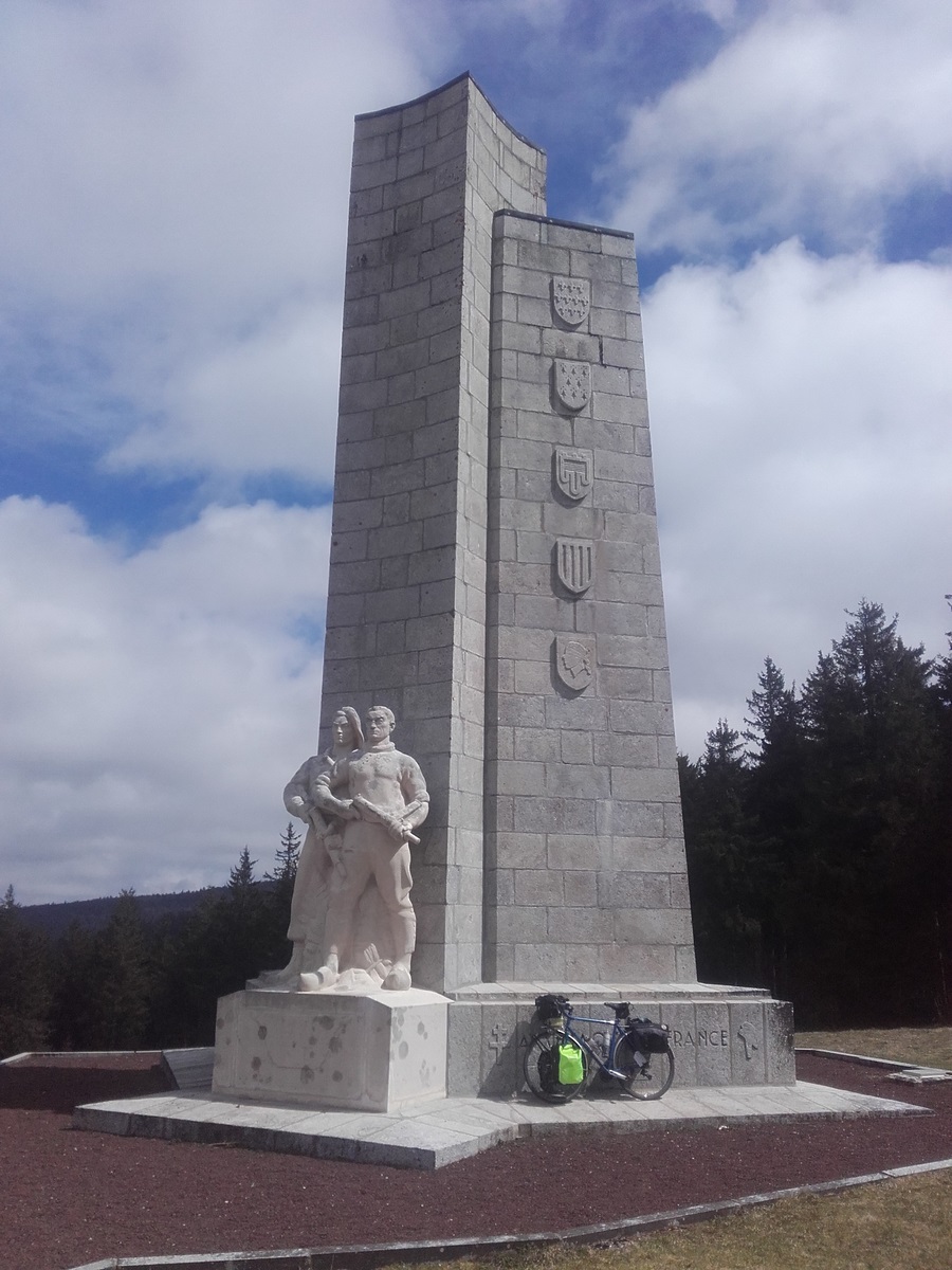 Monument de la résistance du Mont-Mouchet. Pensez à dormir en bas pour votre 4ème nuit. Après, on traverse toute la Hte-Loire vers l'Est.