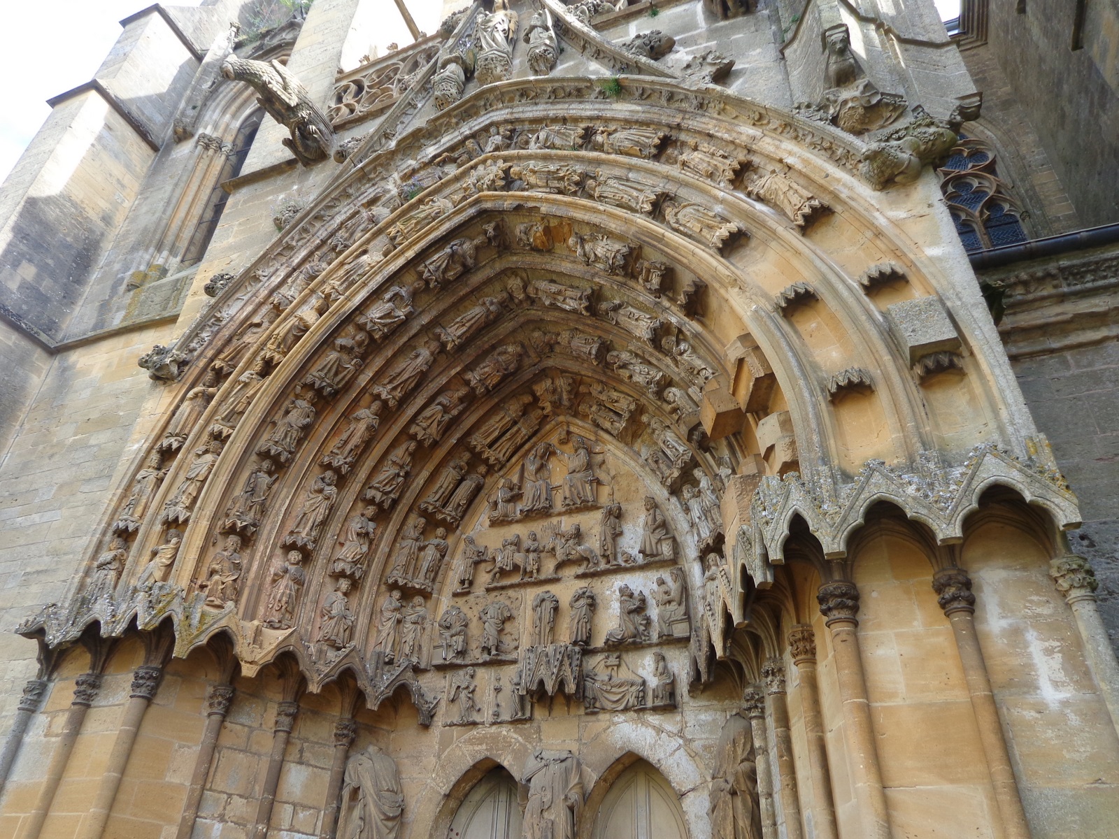 Le porche de la basilique d'Avioth