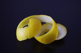 Huile essentielle ou essence de citron, anti-nauséeux universel, immunostimulant, antiseptique atmosphérique