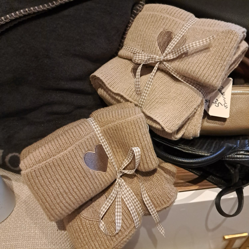 Mütze& Schal zusammen als schönes Geschenk Euro 45.-