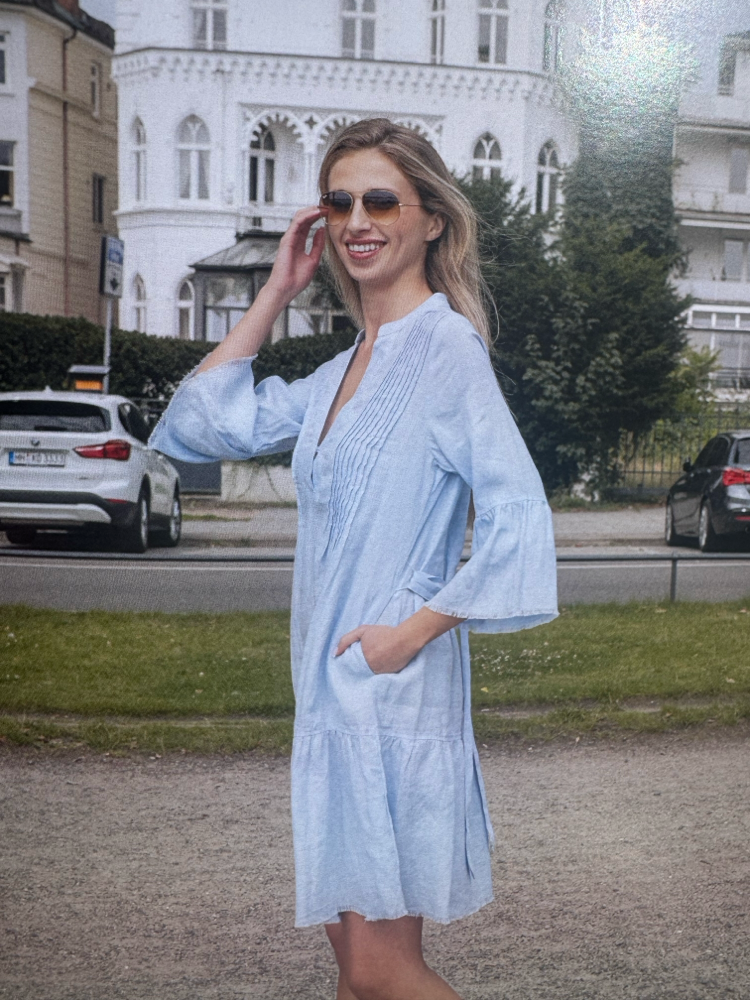 Leinenkleid von der Hamburger Firma Vichy bis Größe 46 erhältlich. Bitte rufen Sie Uns gerne an , bei weiter Fragen. 