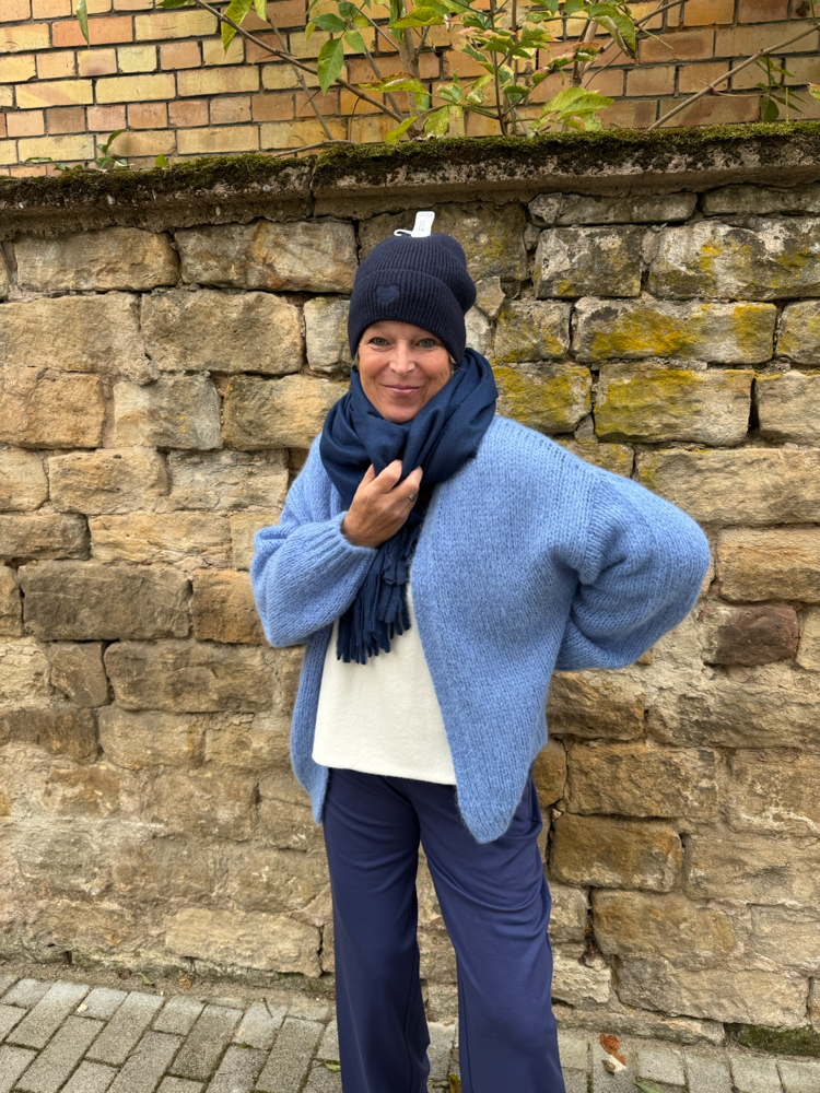 Blaue Schals & Mützen … wir haben alles in unserer kleinen Boutique 
