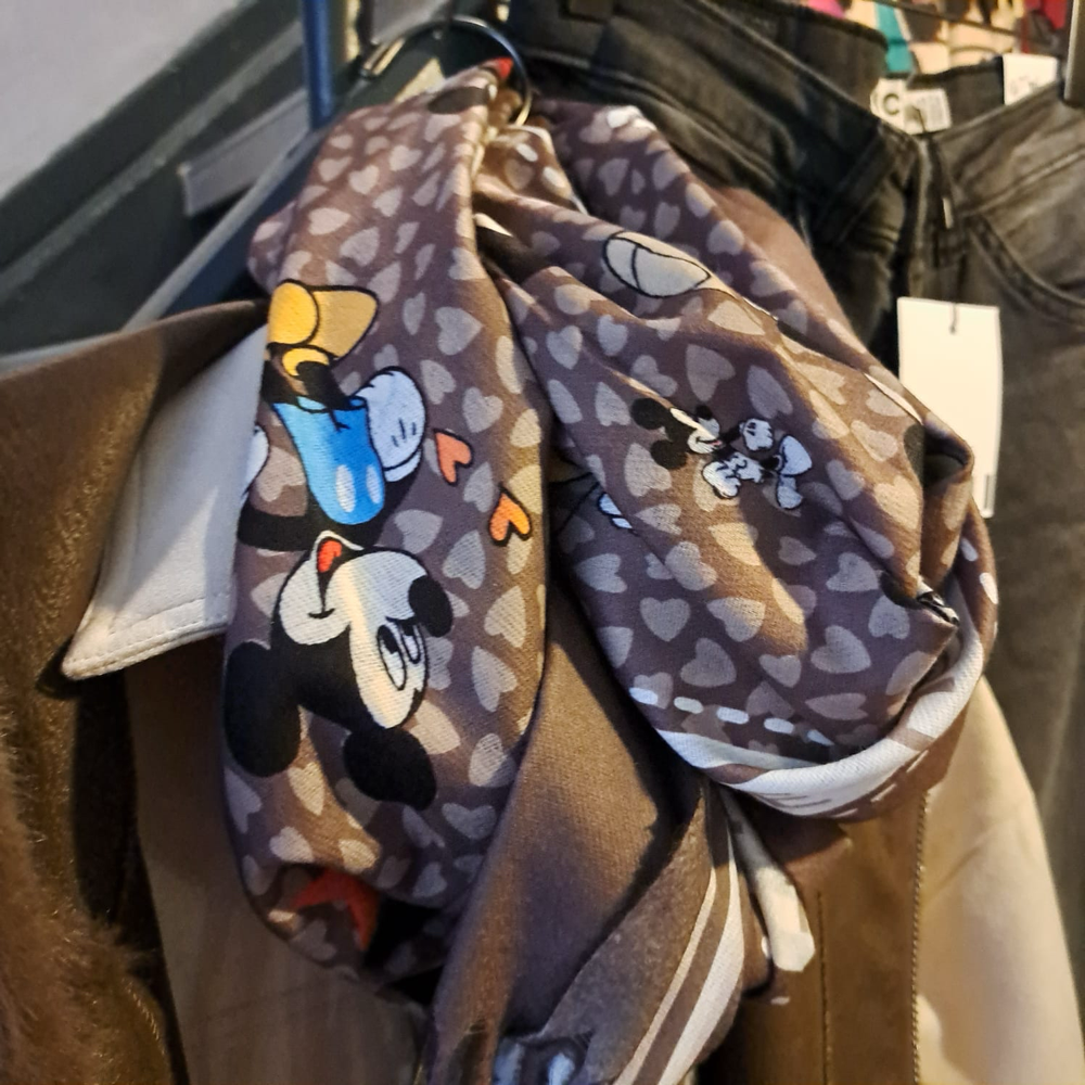 Tücher in verschiedenen Ausführungen &Farben 