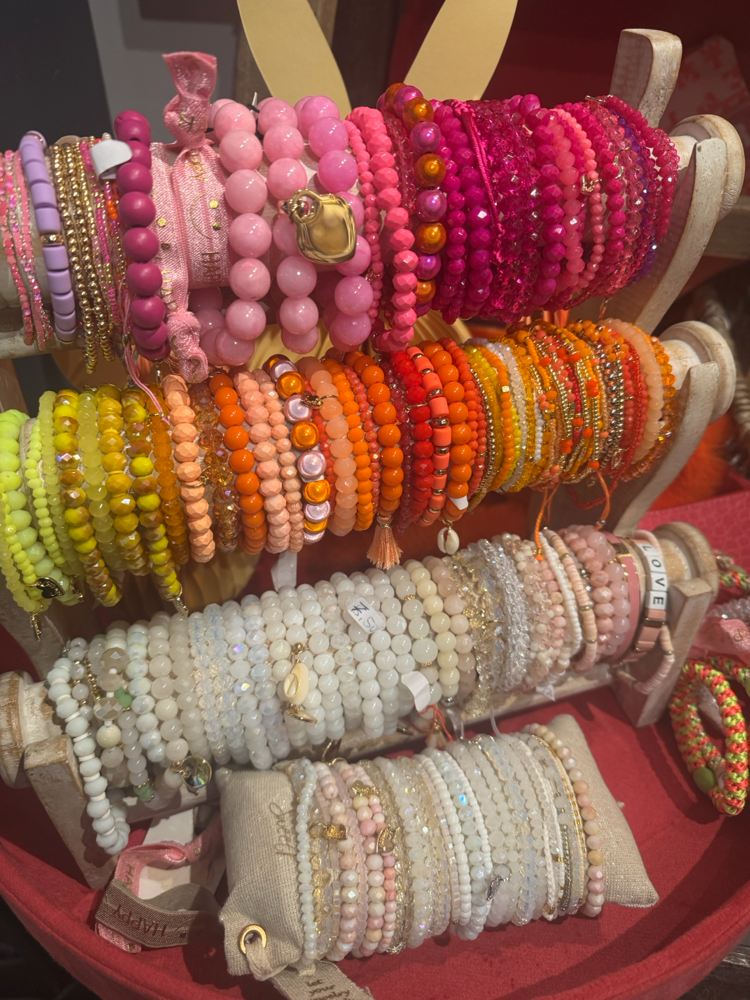 Viele verschiedene Armbänder