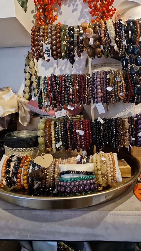 Viele verschiedene Armbänder und Geschenkartikel 