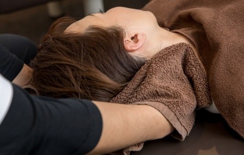 その「背中の痛み」は、体からのSOS。頑張りすぎるお母さんへ