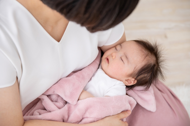 【科学で解明】なぜ赤ちゃんを抱っこして「歩くと寝る」のに「座ると起きる」のか？