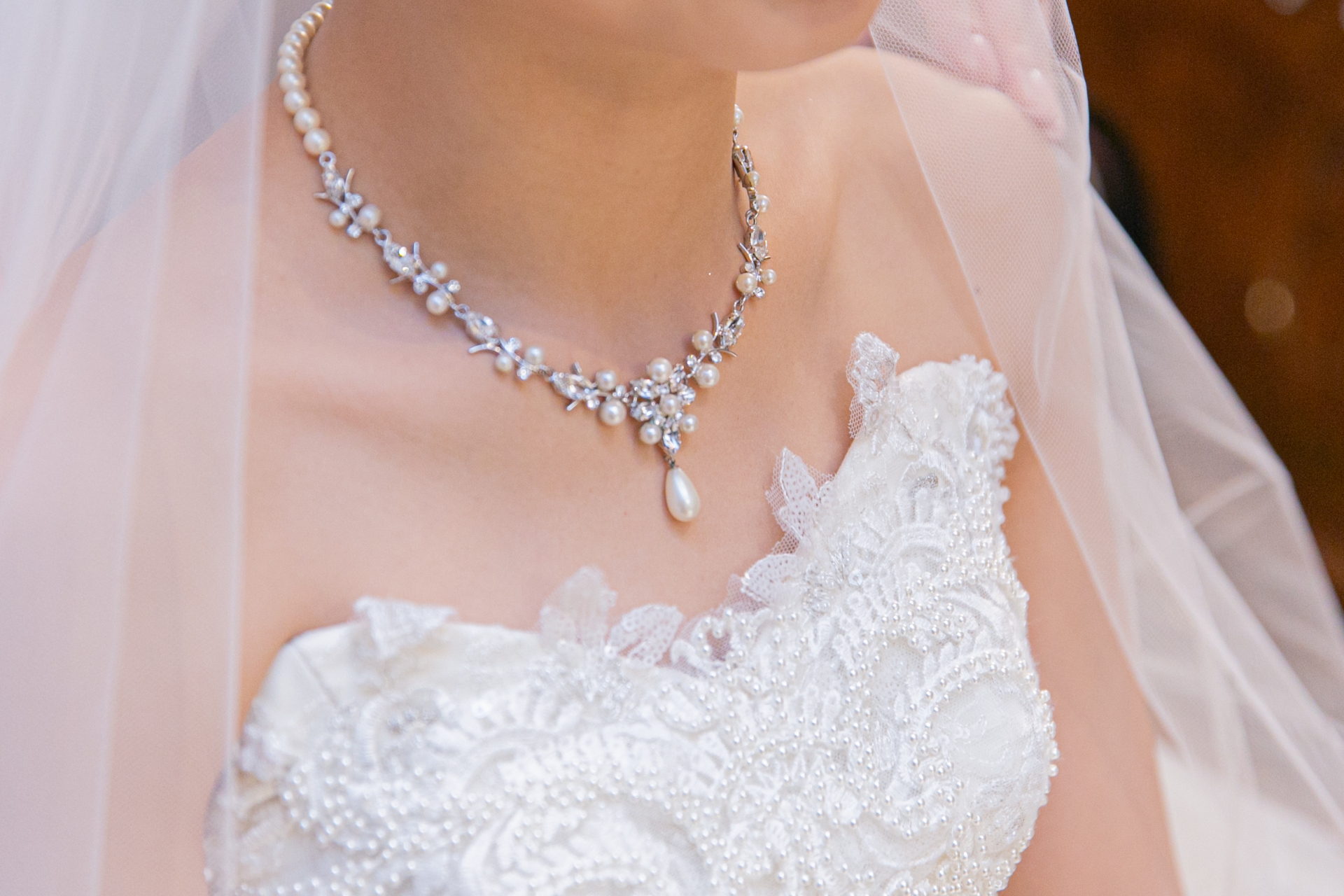 ドレスの後ろ姿に自信を！結婚式までに整える美姿勢のススメ