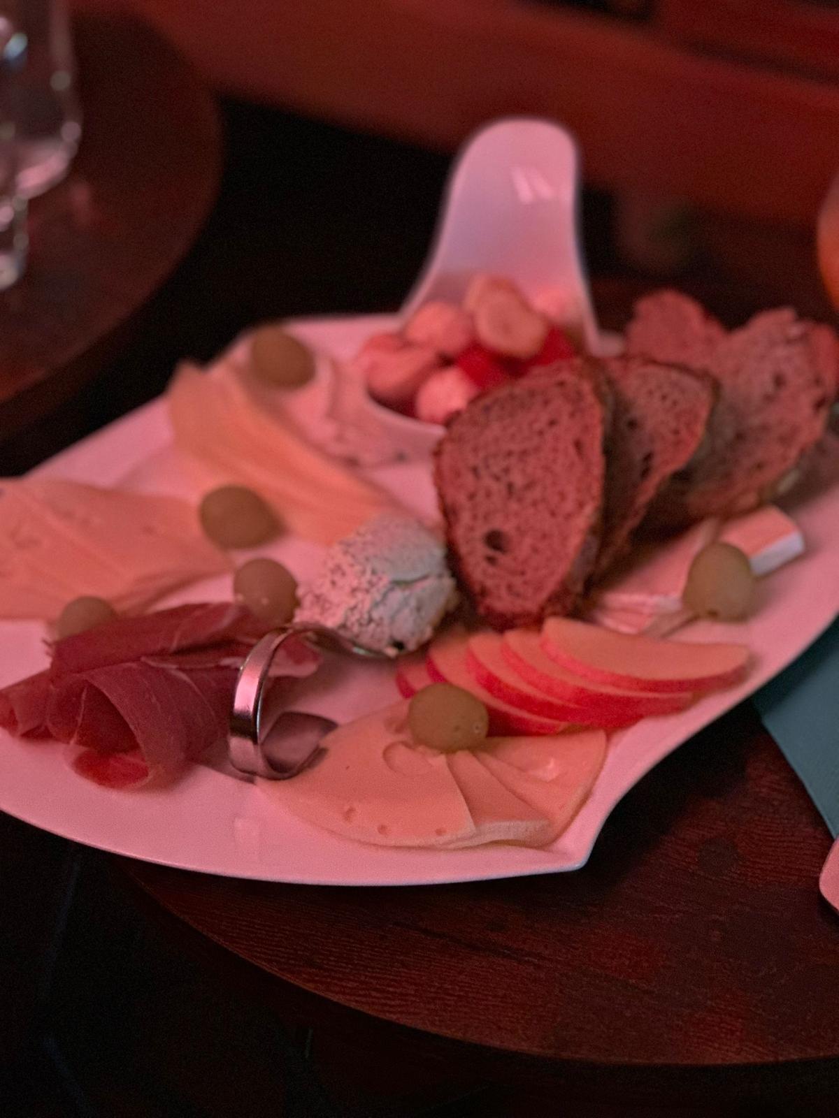 rühstücks- und Snackplatte mit Käse, Brot, Trauben und Schinken im Day Spa am Rosenaupark Nürnberg.
