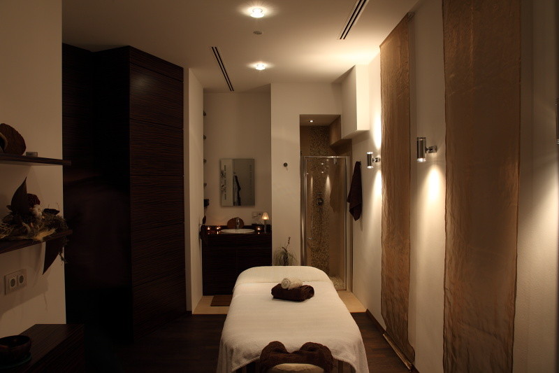 Massageraum mit Dusche im Day Spa am Rosenaupark Nürnberg – ruhiges Wellnessambiente