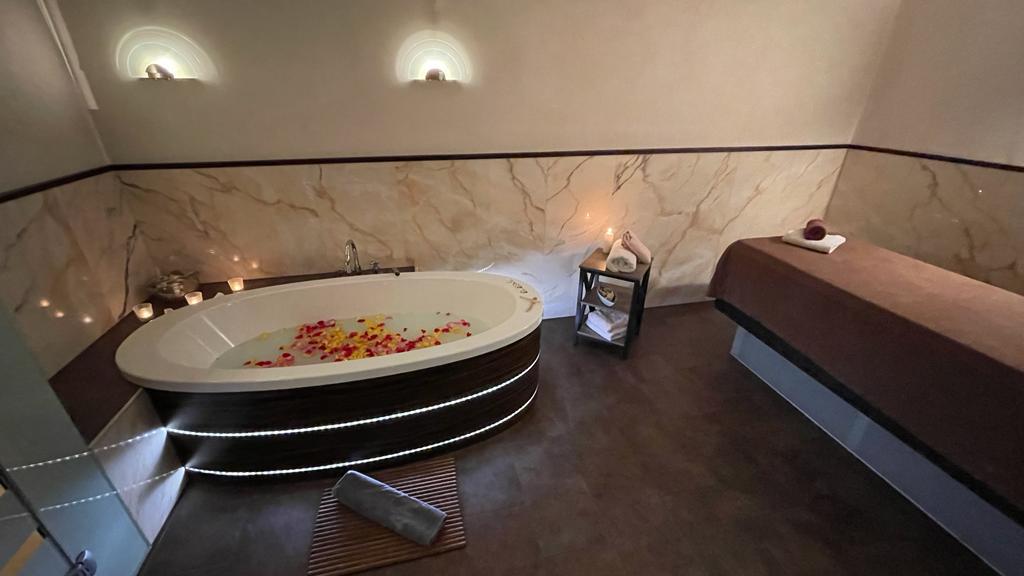 Kerzen, Rosen und Wasser im Day Spa am Rosenaupark Nürnberg – Entspannung pur.