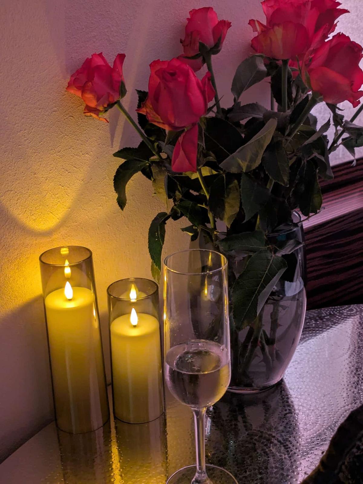 Romantisches Spa-Ambiente mit Rosen, Kerzenschein und Sekt im Day Spa am Rosenaupark Nürnberg.