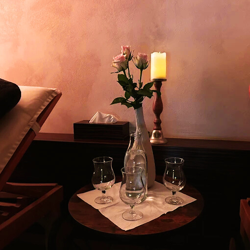 Romantisches Spa-Ambiente mit Rosen, Kerzenschein und Sekt im Day Spa am Rosenaupark Nürnberg
